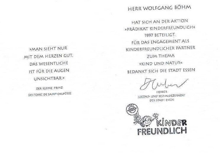 Urkunde der Stadt Essen von 1997 für Herrn Wolfgang Böhm für sein Engagement im Rahmen der Aktion ‚Prädikat Kinderfreundlich‘ zum Thema ‚Kind und Natur‘; mit Zitat aus Der kleine Prinz und Kinderfreundlich-Logo.